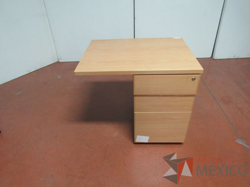 Lote 038 - Escritorio con 2 cajones color madera y 2 Archiveros de pedestal de 3 cajones con cubierta color madera - Imagen 6