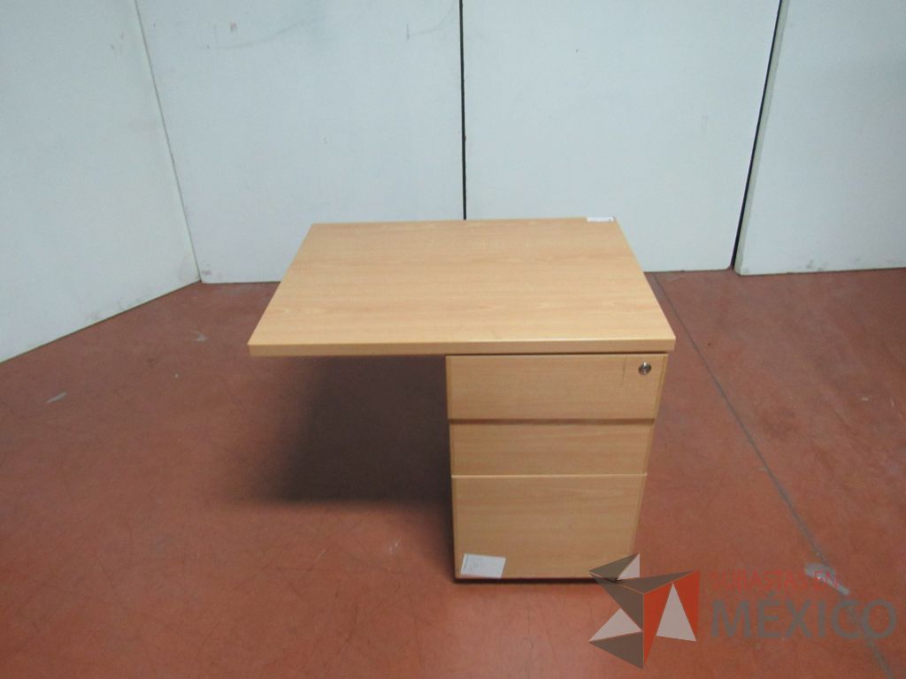 Lote 038 - Escritorio con 2 cajones color madera y 2 Archiveros de pedestal de 3 cajones con cubierta color madera - Imagen 7