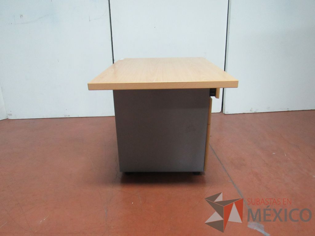 Lote 038 - Escritorio con 2 cajones color madera y 2 Archiveros de pedestal de 3 cajones con cubierta color madera - Imagen 8