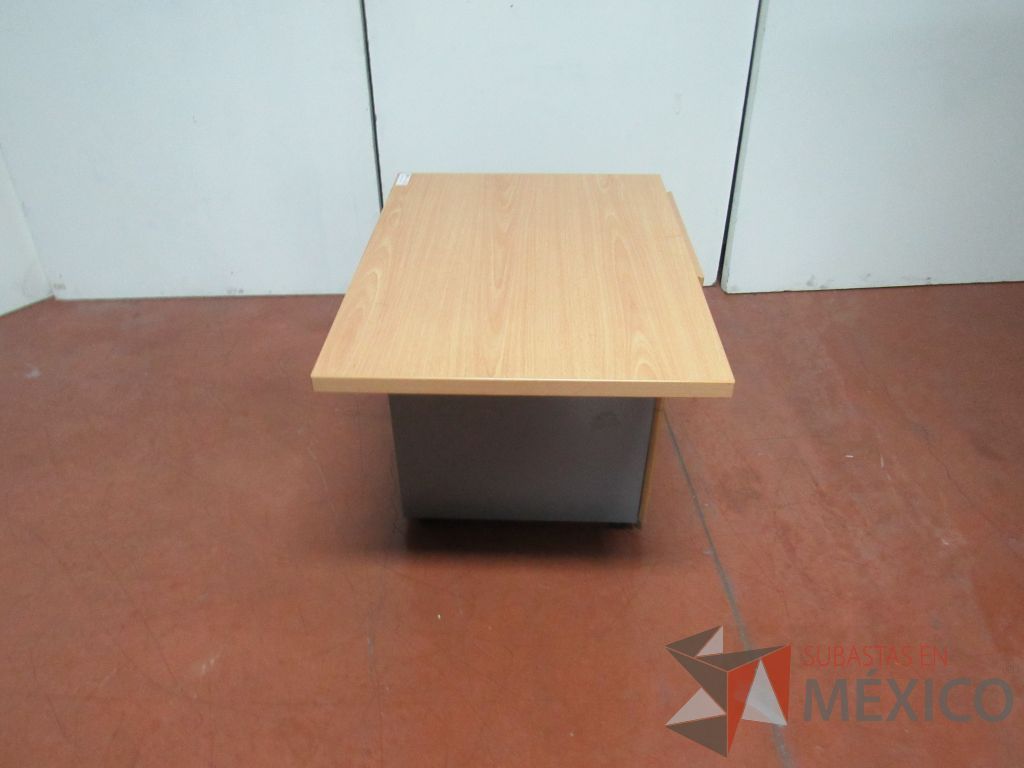 Lote 038 - Escritorio con 2 cajones color madera y 2 Archiveros de pedestal de 3 cajones con cubierta color madera - Imagen 9