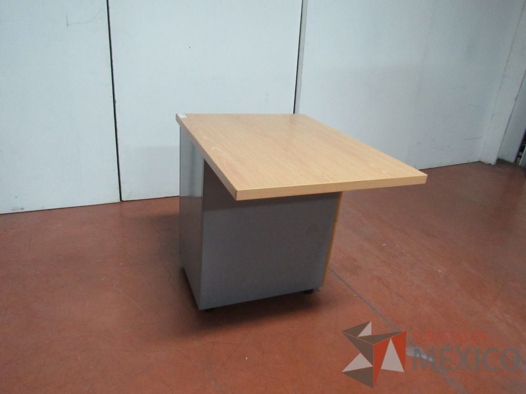 Lote 038 - Escritorio con 2 cajones color madera y 2 Archiveros de pedestal de 3 cajones con cubierta color madera - Imagen 10