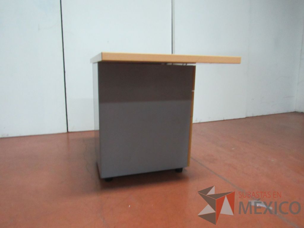 Lote 038 - Escritorio con 2 cajones color madera y 2 Archiveros de pedestal de 3 cajones con cubierta color madera - Imagen 11