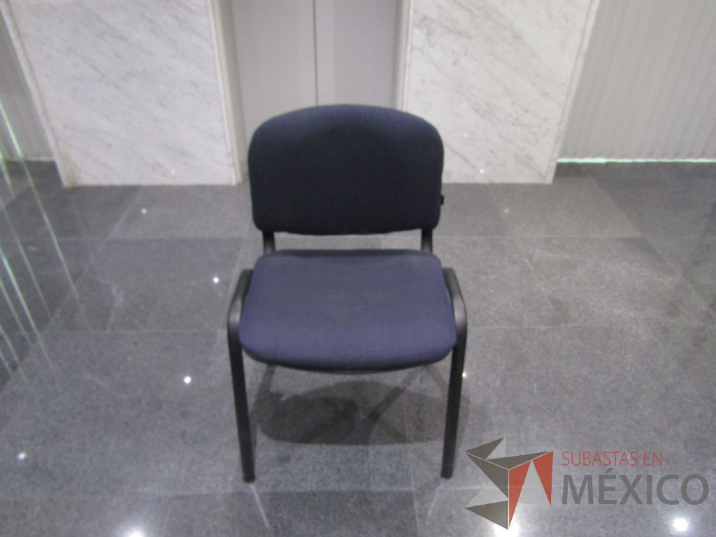 Lote 024 - 4 Sillas de vista con 4 patas metálicas, asiento y respaldo en tela color azul - Imagen 3