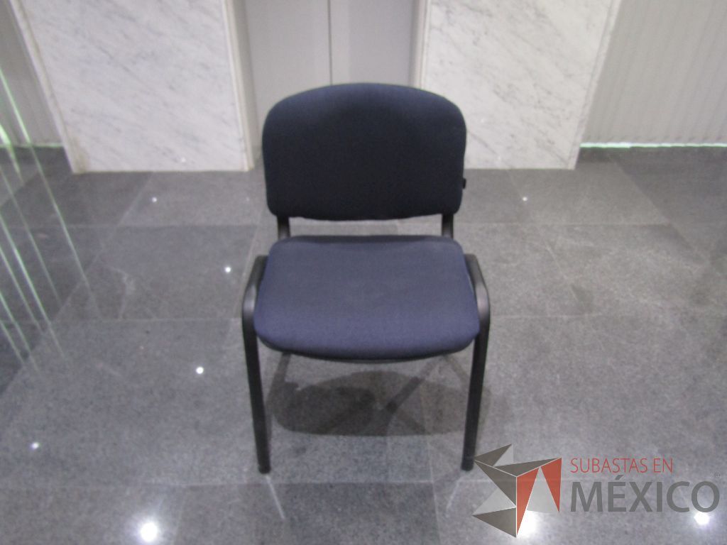 Lote 024 - 4 Sillas de vista con 4 patas metálicas, asiento y respaldo en tela color azul - Imagen 4