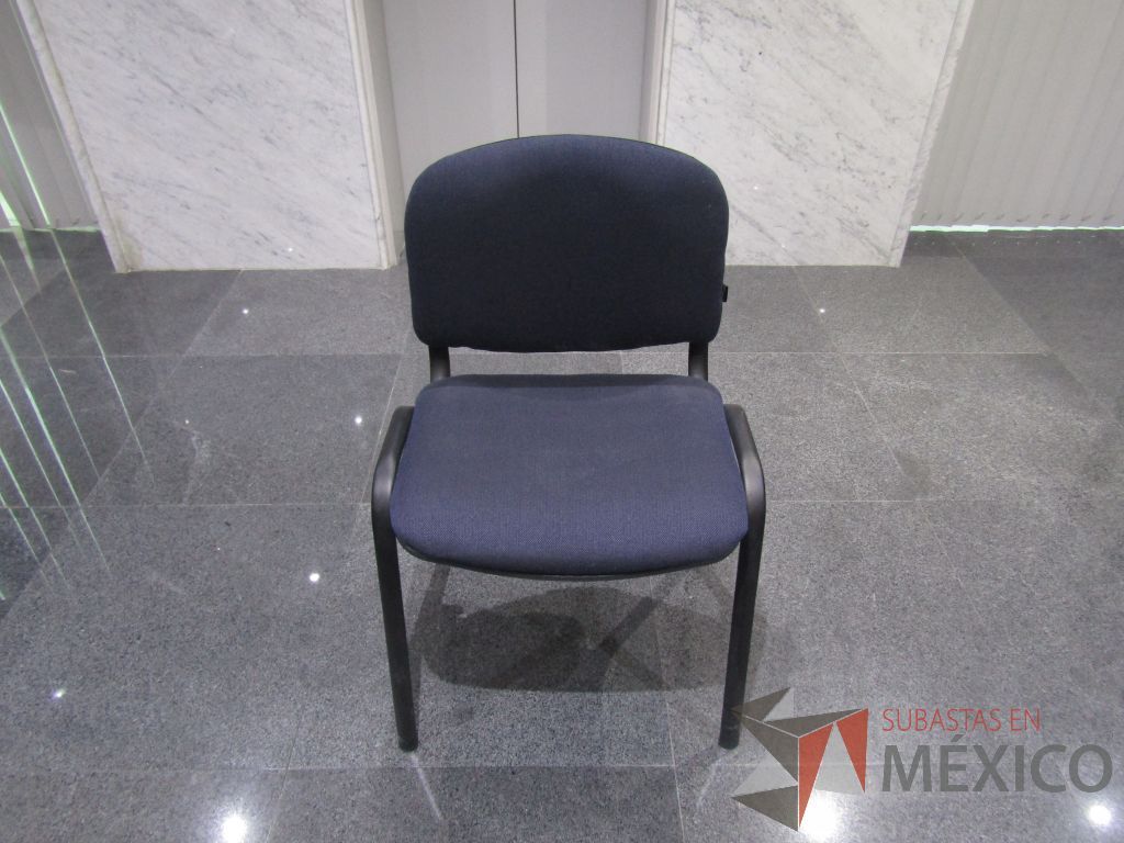 Lote 024 - 4 Sillas de vista con 4 patas metálicas, asiento y respaldo en tela color azul