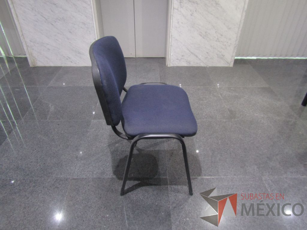Lote 024 - 4 Sillas de vista con 4 patas metálicas, asiento y respaldo en tela color azul - Imagen 5
