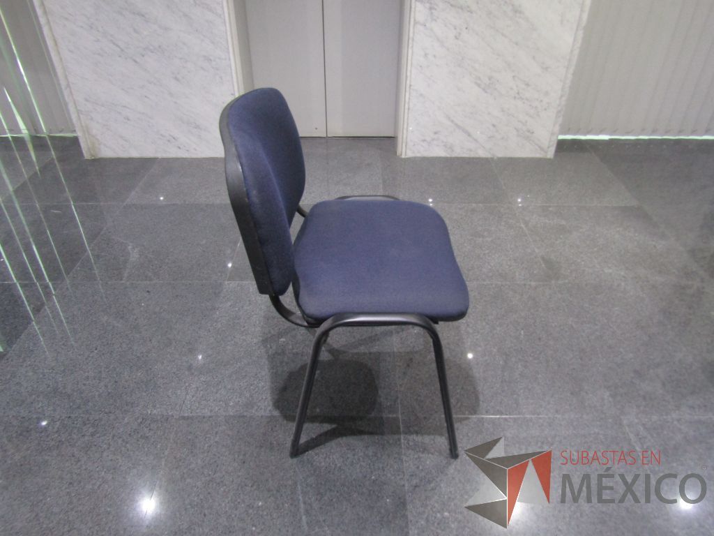 Lote 024 - 4 Sillas de vista con 4 patas metálicas, asiento y respaldo en tela color azul - Imagen 6