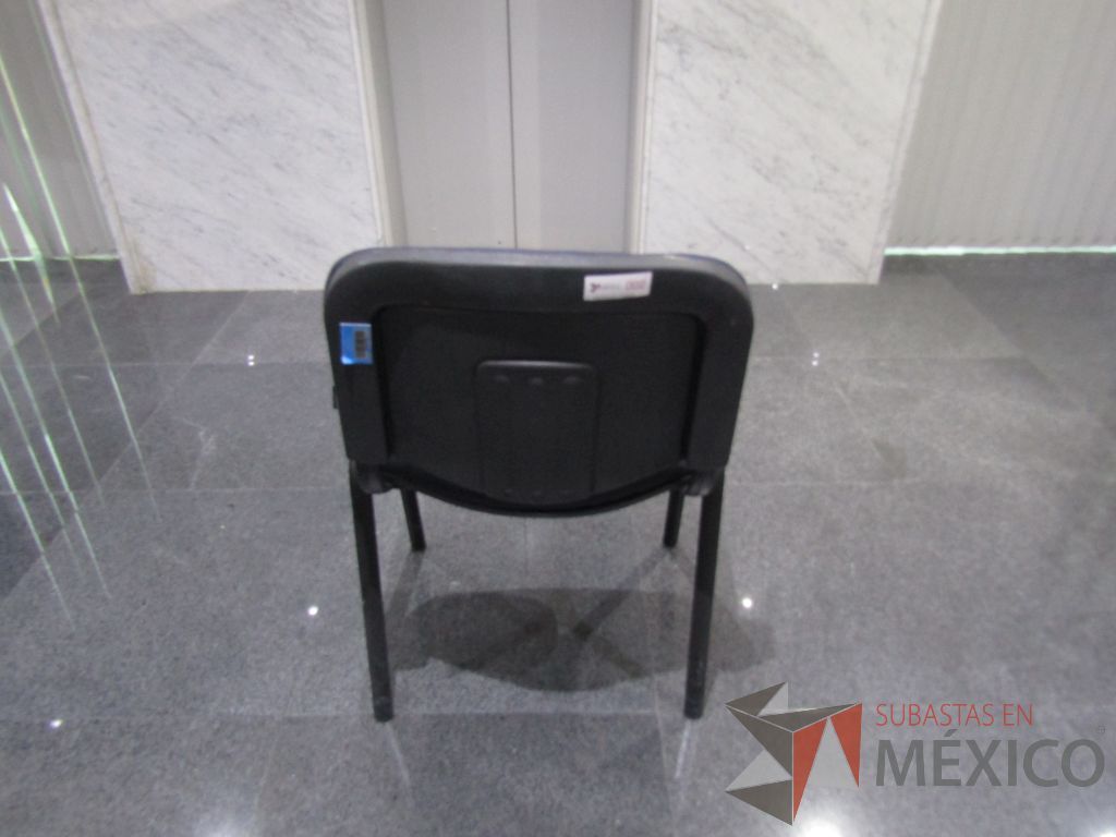 Lote 024 - 4 Sillas de vista con 4 patas metálicas, asiento y respaldo en tela color azul - Imagen 7