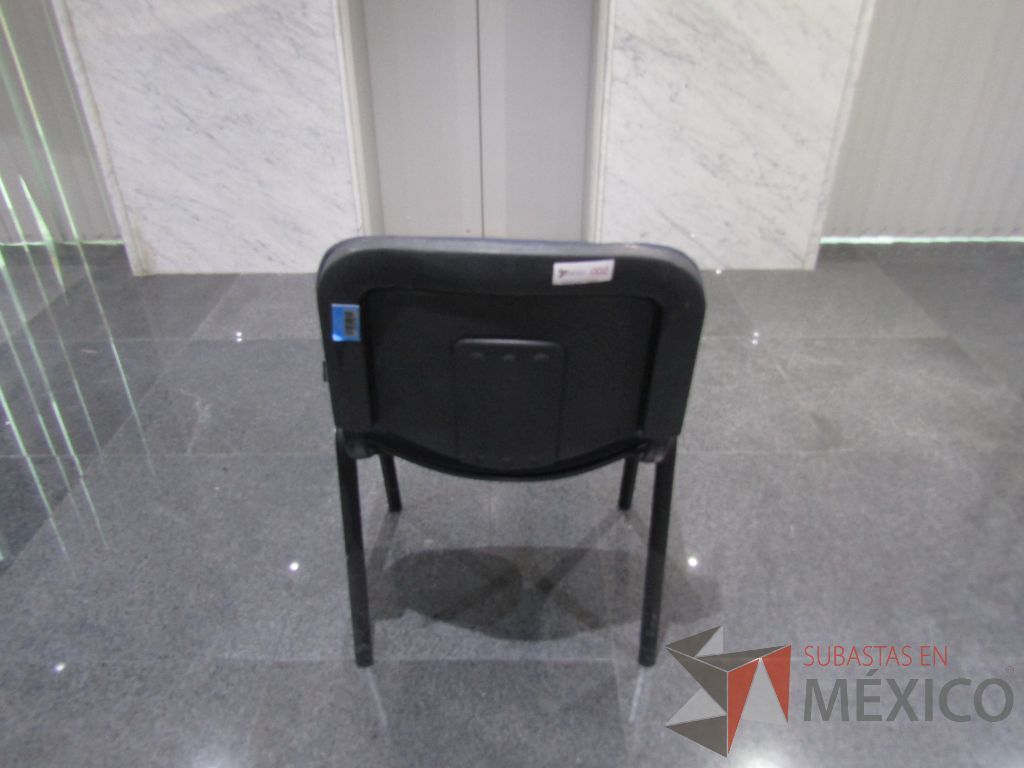 Lote 024 - 4 Sillas de vista con 4 patas metálicas, asiento y respaldo en tela color azul - Imagen 8