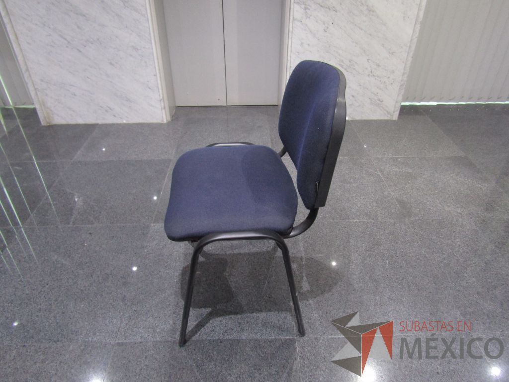 Lote 024 - 4 Sillas de vista con 4 patas metálicas, asiento y respaldo en tela color azul - Imagen 10