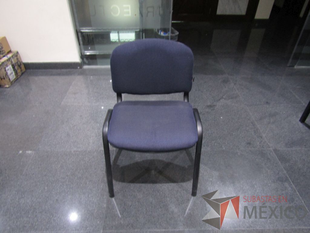 Lote 024 - 4 Sillas de vista con 4 patas metálicas, asiento y respaldo en tela color azul - Imagen 14