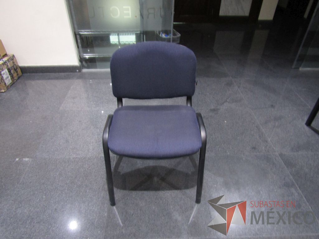 Lote 024 - 4 Sillas de vista con 4 patas metálicas, asiento y respaldo en tela color azul - Imagen 15