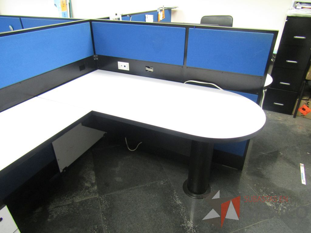 Lote 008 - Estación de trabajo para 4 personas con 4 archiveros de 2 cajones - Imagen 2