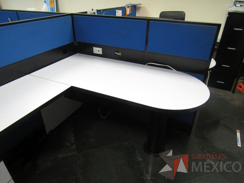 Lote 008 - Estación de trabajo para 4 personas con 4 archiveros de 2 cajones - Imagen 3
