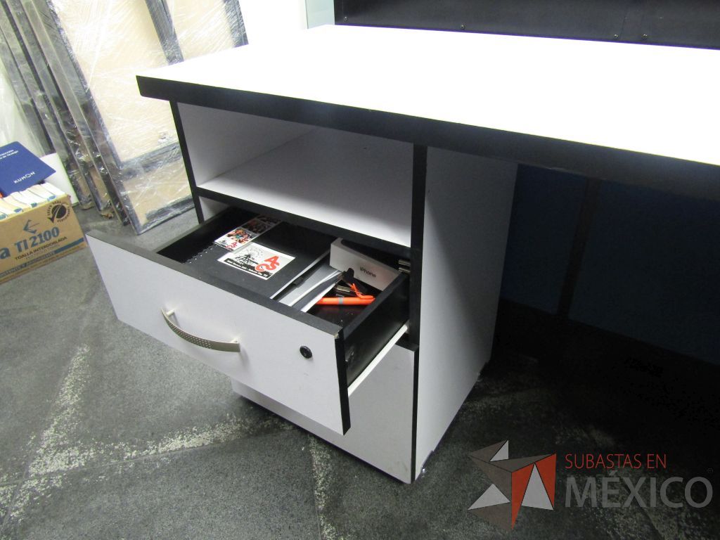 Lote 008 - Estación de trabajo para 4 personas con 4 archiveros de 2 cajones - Imagen 6
