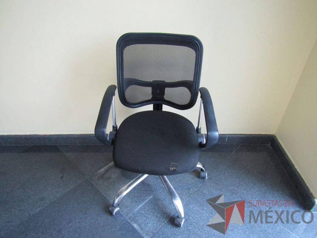 Lote 010 - 3 Sillas operativas con ruedas, patas metálicas, descansabrazos, asiento en tela y respaldo en malla - Imagen 4