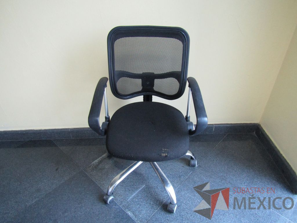 Lote 010 - 3 Sillas operativas con ruedas, patas metálicas, descansabrazos, asiento en tela y respaldo en malla