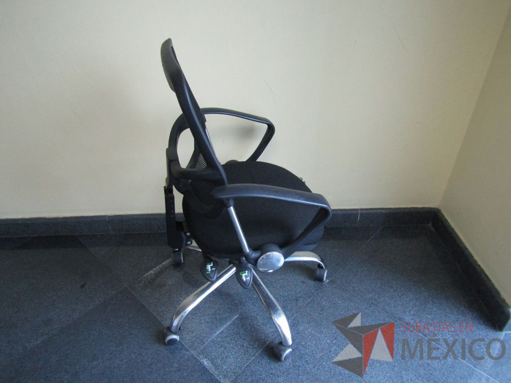 Lote 010 - 3 Sillas operativas con ruedas, patas metálicas, descansabrazos, asiento en tela y respaldo en malla - Imagen 3