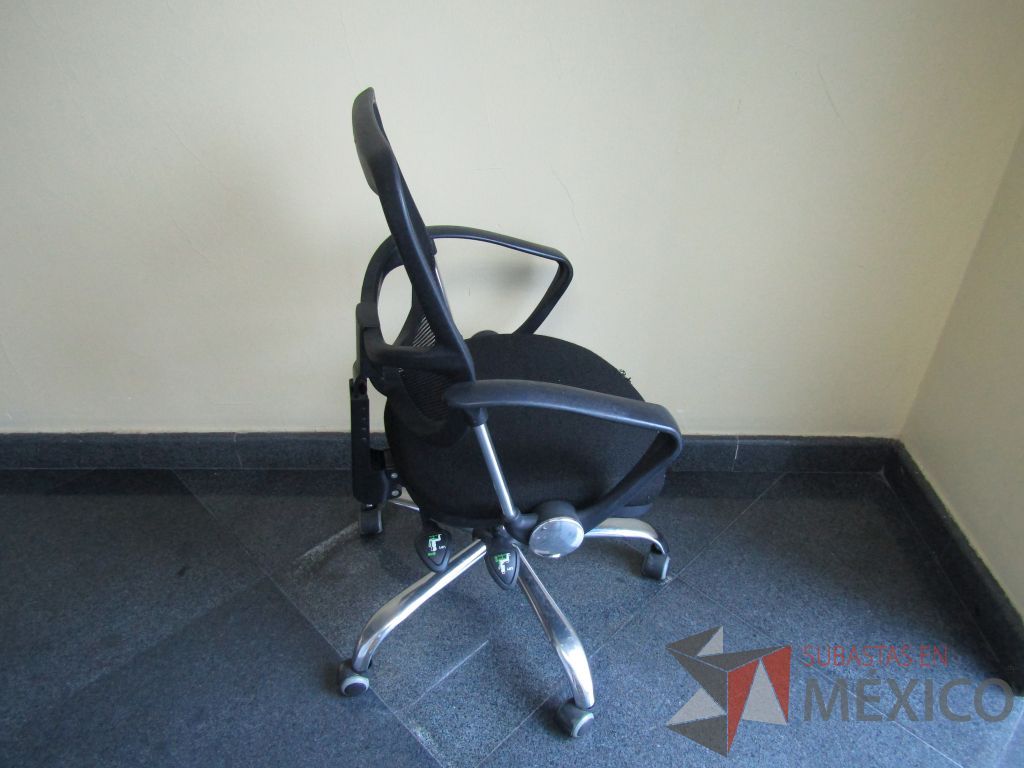 Lote 010 - 3 Sillas operativas con ruedas, patas metálicas, descansabrazos, asiento en tela y respaldo en malla - Imagen 2