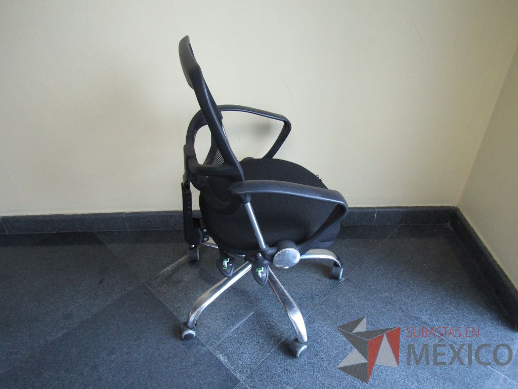 Lote 010 - 3 Sillas operativas con ruedas, patas metálicas, descansabrazos, asiento en tela y respaldo en malla - Imagen 13