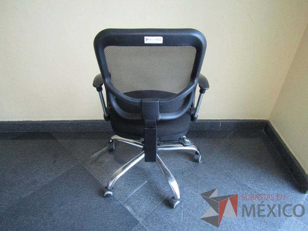 Lote 010 - 3 Sillas operativas con ruedas, patas metálicas, descansabrazos, asiento en tela y respaldo en malla - Imagen 12