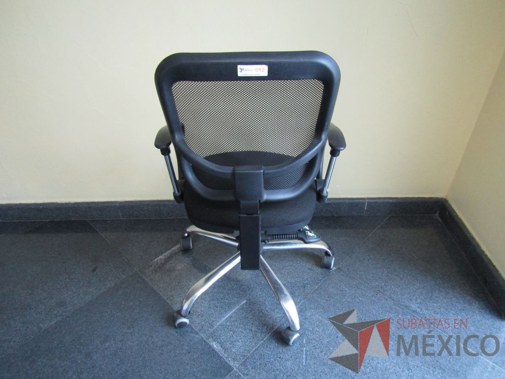 Lote 010 - 3 Sillas operativas con ruedas, patas metálicas, descansabrazos, asiento en tela y respaldo en malla - Imagen 11