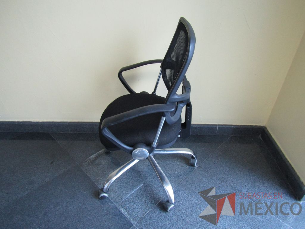 Lote 010 - 3 Sillas operativas con ruedas, patas metálicas, descansabrazos, asiento en tela y respaldo en malla - Imagen 10