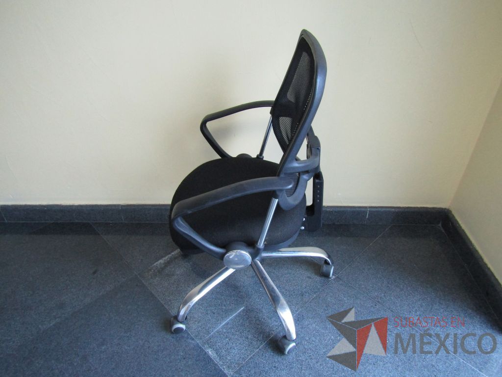 Lote 010 - 3 Sillas operativas con ruedas, patas metálicas, descansabrazos, asiento en tela y respaldo en malla - Imagen 9