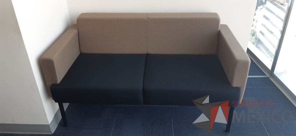 Lote 077 - Sillón de 2 plazas en tela con asiento color azul y respaldo color café - Imagen 3