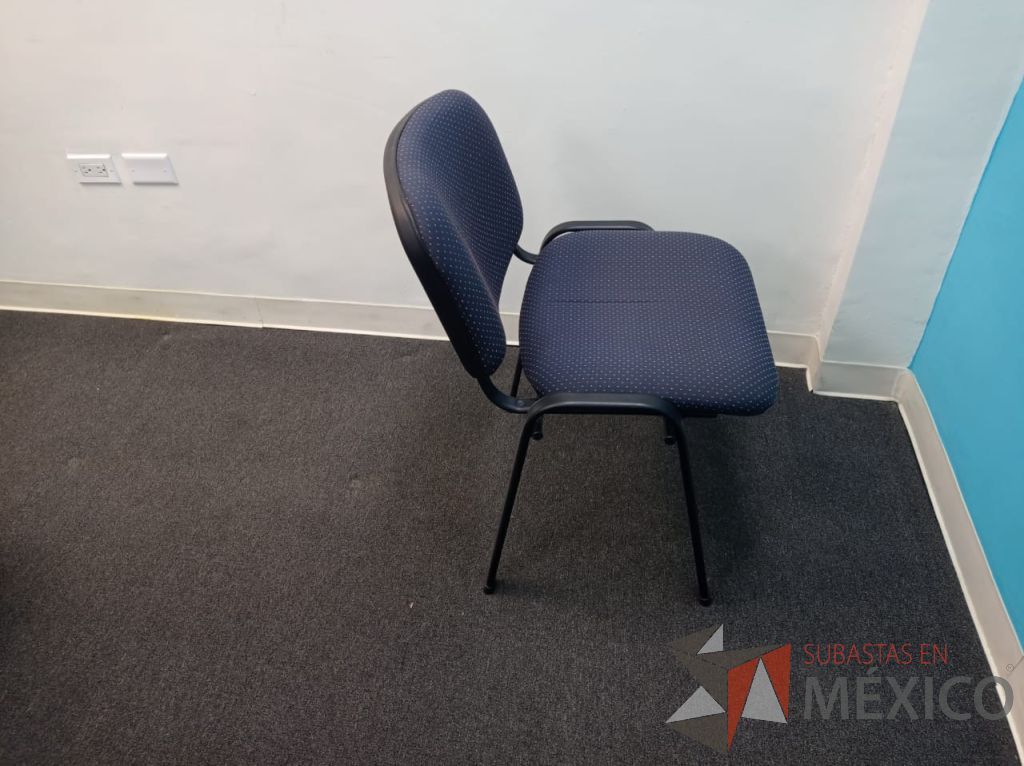 Lote 058 - Silla de visita con 4 patas metálicas, asiento y respaldo en tela color azul - Imagen 4