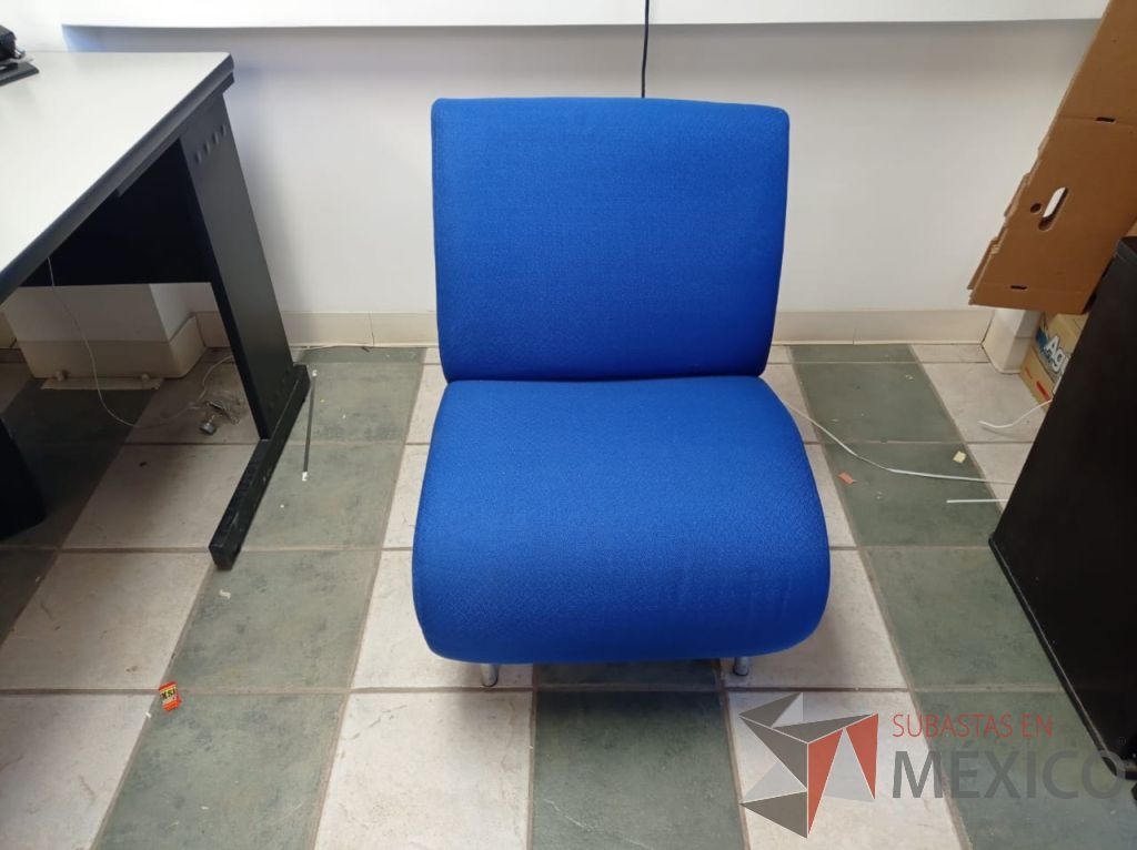 Lote 026 - Sillón de 1 plaza con 4 patas metálicas, asiento y respaldo color azul