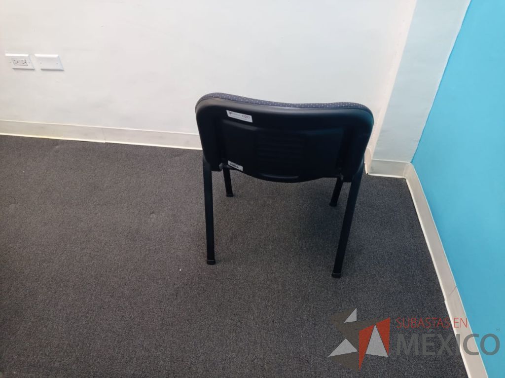 Lote 058 - Silla de visita con 4 patas metálicas, asiento y respaldo en tela color azul - Imagen 3