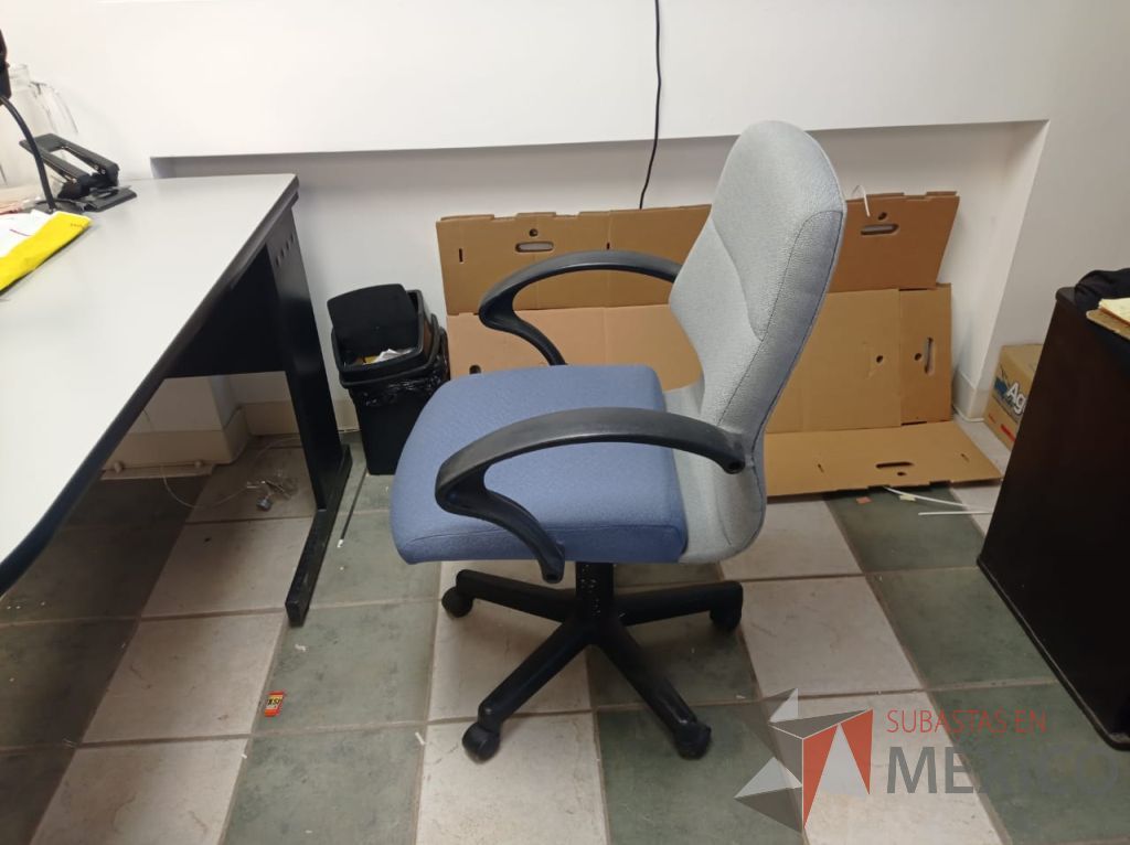Lote 077 - Silla operativa con ruedas, descansabrazos, asiento color azul y respaldo color gris - Imagen 5