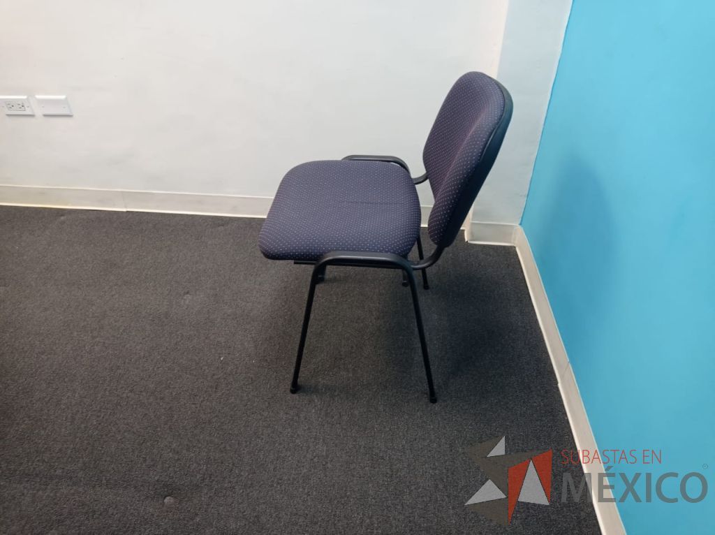 Lote 058 - Silla de visita con 4 patas metálicas, asiento y respaldo en tela color azul - Imagen 2