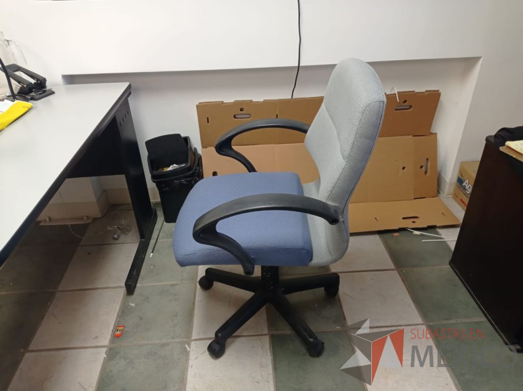 Lote 077 - Silla operativa con ruedas, descansabrazos, asiento color azul y respaldo color gris - Imagen 3