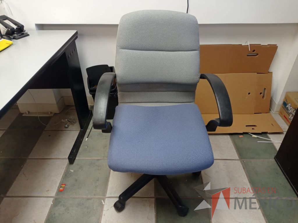 Lote 077 - Silla operativa con ruedas, descansabrazos, asiento color azul y respaldo color gris