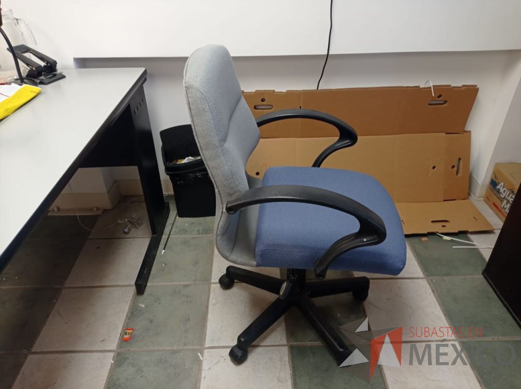 Lote 077 - Silla operativa con ruedas, descansabrazos, asiento color azul y respaldo color gris - Imagen 4