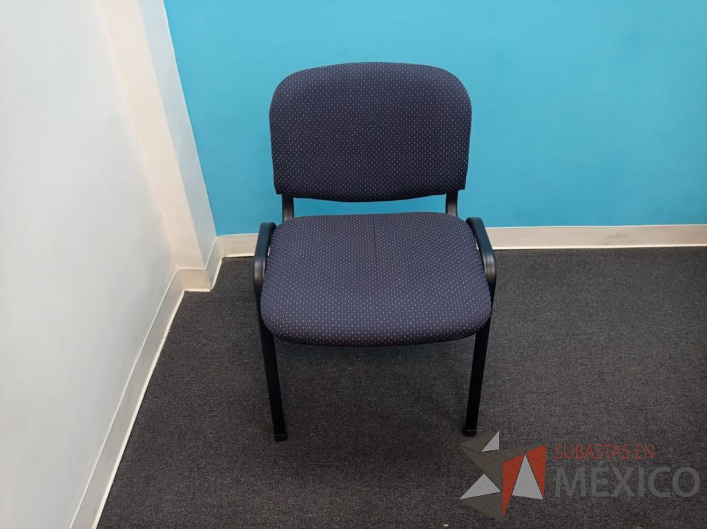Lote 058 - Silla de visita con 4 patas metálicas, asiento y respaldo en tela color azul