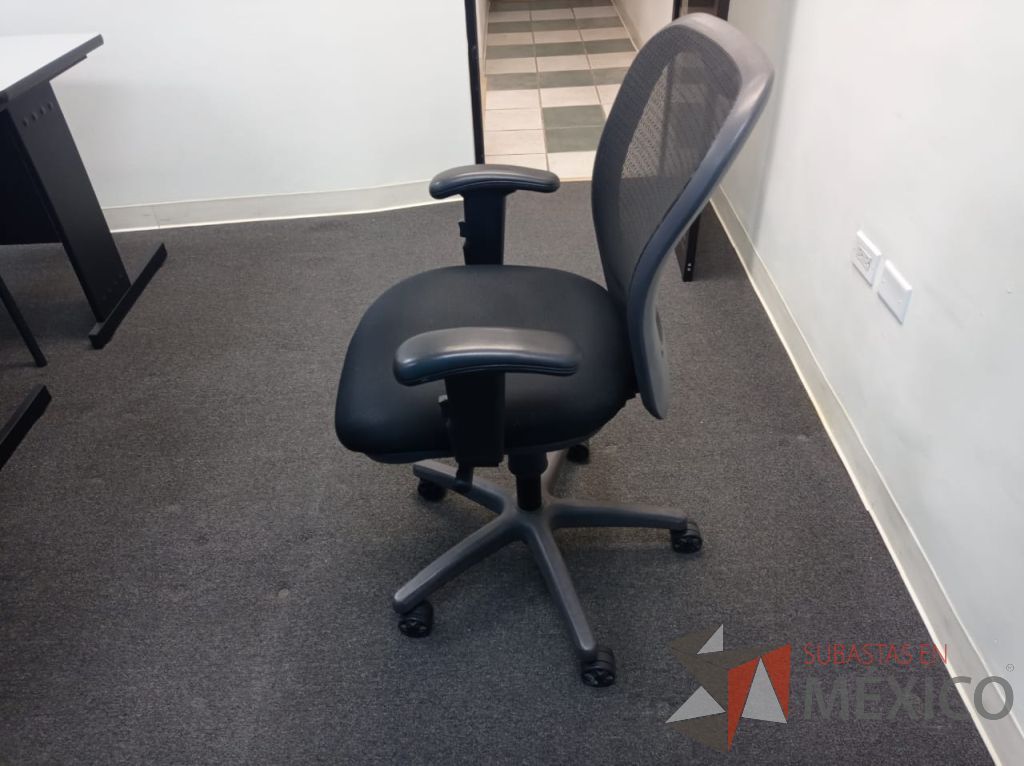 Lote 059 - Silla operativa con ruedas, descansabrazos, asiento en tela y respaldo en malla color negro - Imagen 2
