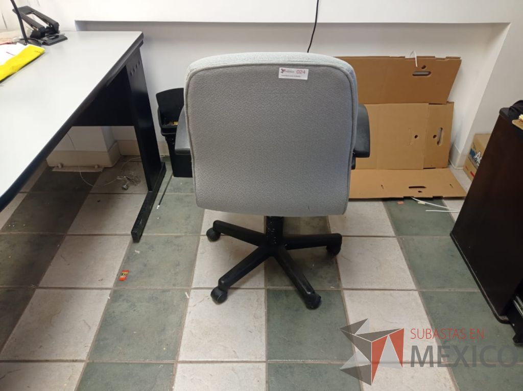 Lote 077 - Silla operativa con ruedas, descansabrazos, asiento color azul y respaldo color gris - Imagen 2