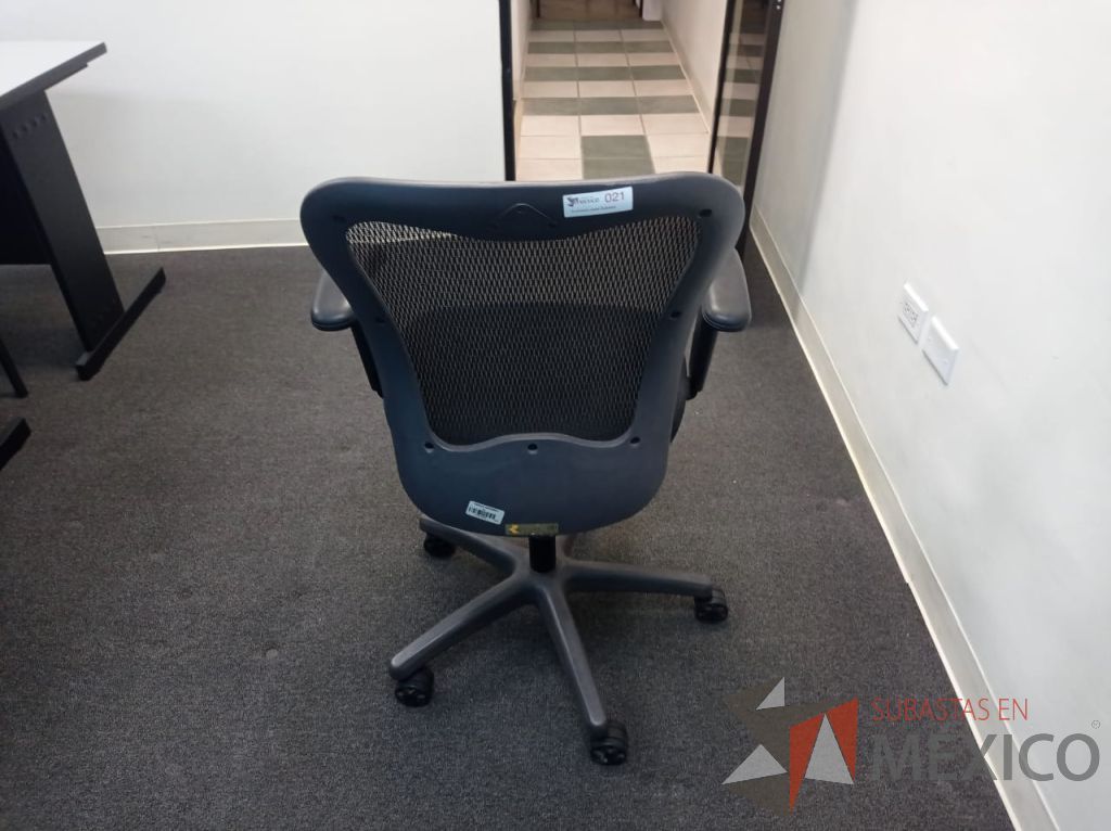Lote 059 - Silla operativa con ruedas, descansabrazos, asiento en tela y respaldo en malla color negro - Imagen 3