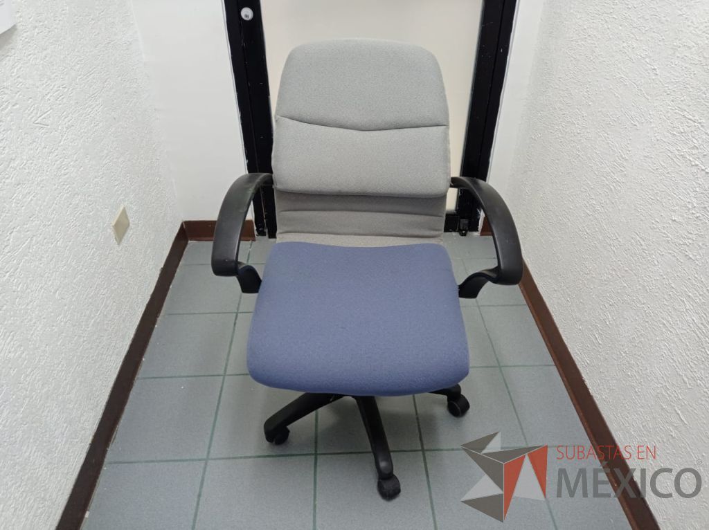 Lote 010 - Silla operativa con ruedas, descansabrazos, asiento color azul y respaldo color gris