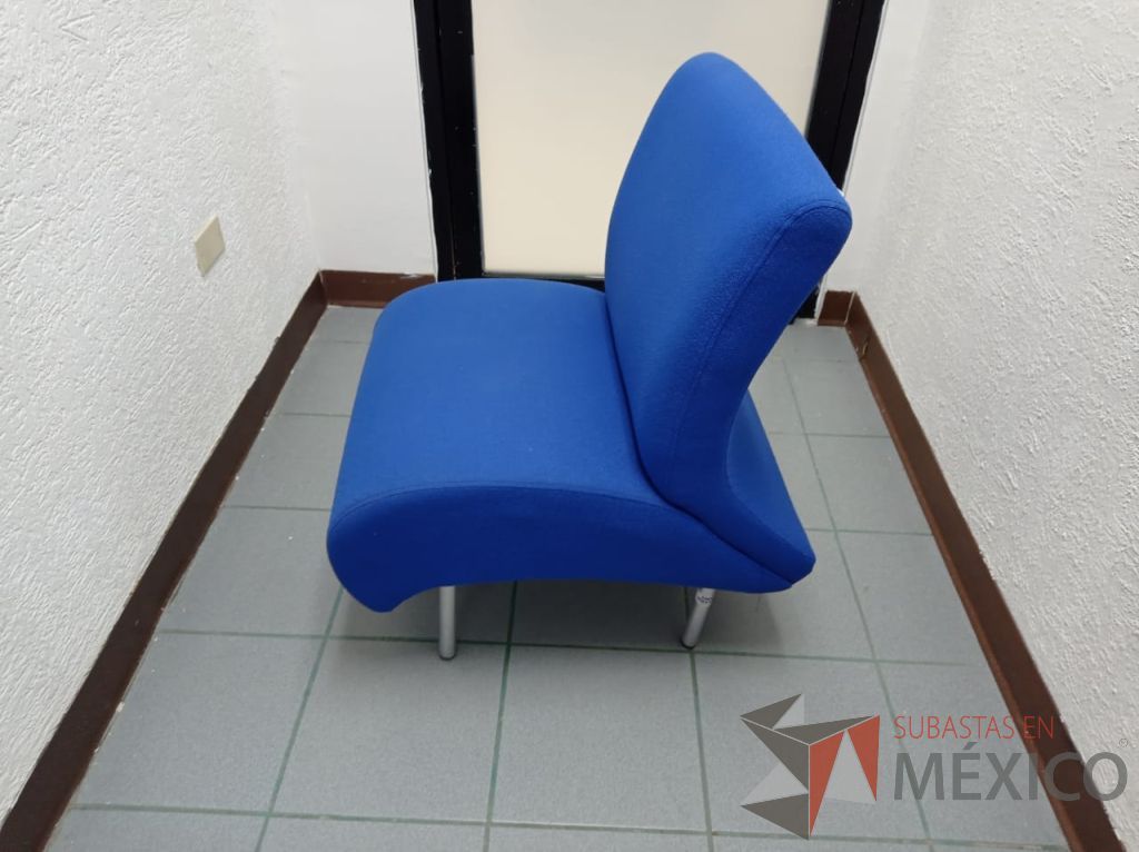 Lote 047 - Sillón de 1 plaza con 4 patas metálicas, asiento y respaldo color azul - Imagen 2