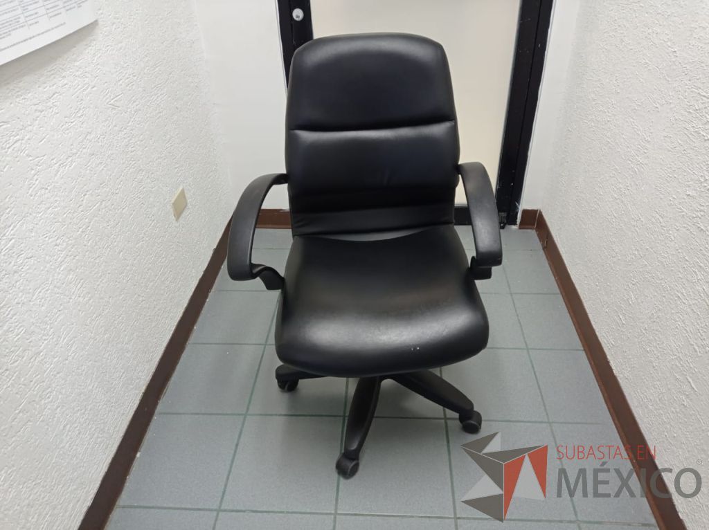 Lote 012 - Silla operativa con ruedas, descansa brazos, asiento y respaldo tipo piel color negro