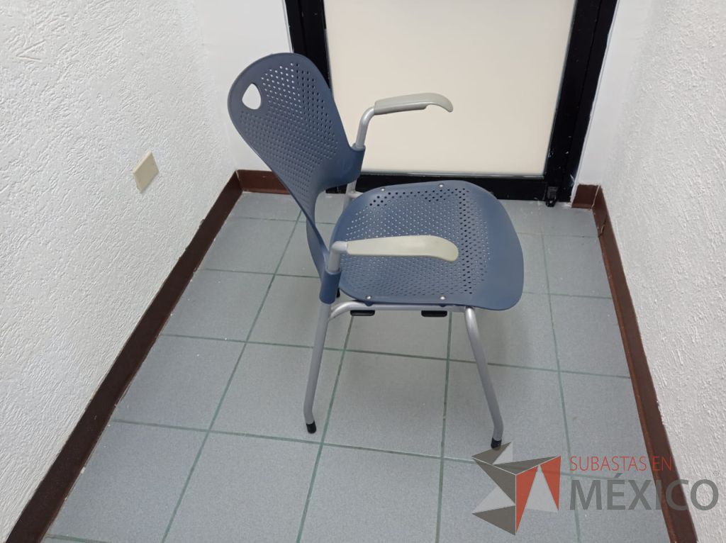 Lote 045 - Silla de visita con 4 patas metálicas, asiento y respaldo color azul marino - Imagen 2
