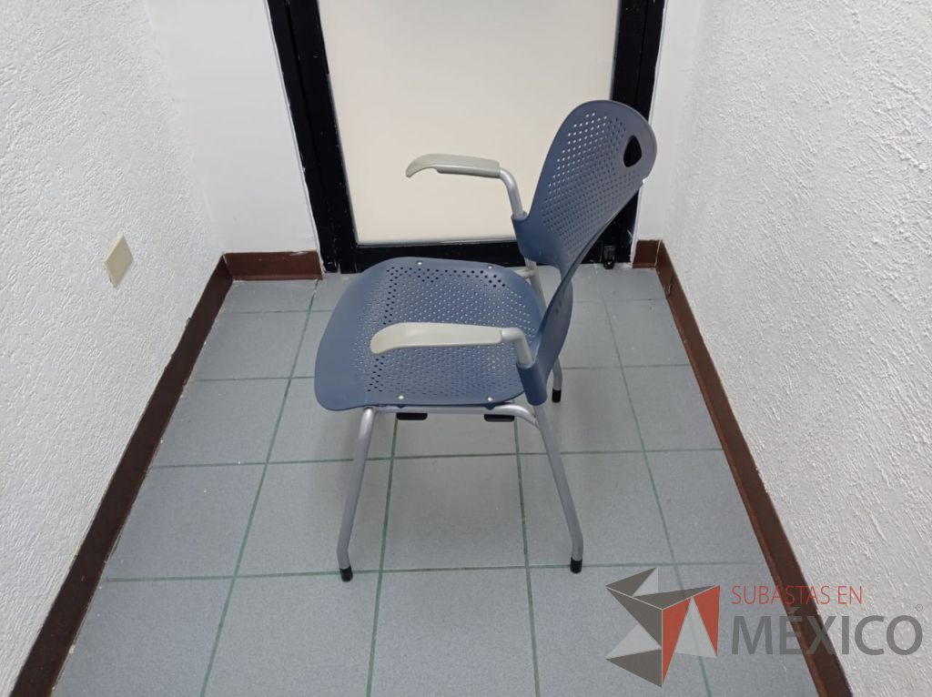 Lote 045 - Silla de visita con 4 patas metálicas, asiento y respaldo color azul marino - Imagen 3