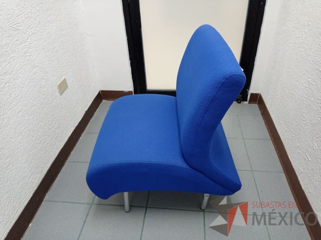 Lote 047 - Sillón de 1 plaza con 4 patas metálicas, asiento y respaldo color azul - Imagen 3