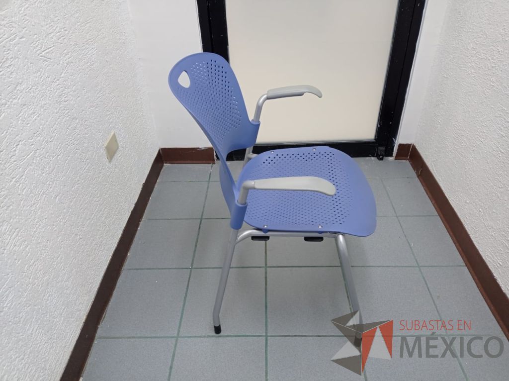 Lote 044 - Silla de visita con ruedas, 4 patas metálicas, asiento y respaldo color azul claro - Imagen 2