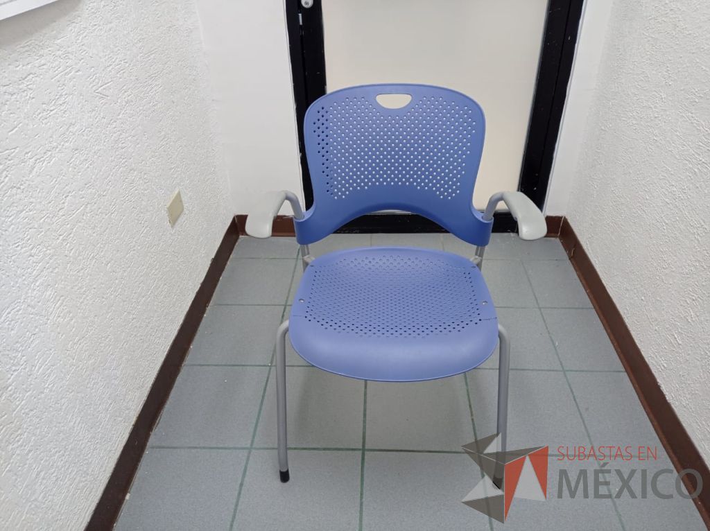 Lote 042 - Silla de visita con ruedas, 4 patas metálicas, asiento y respaldo color azul marino - Imagen 3