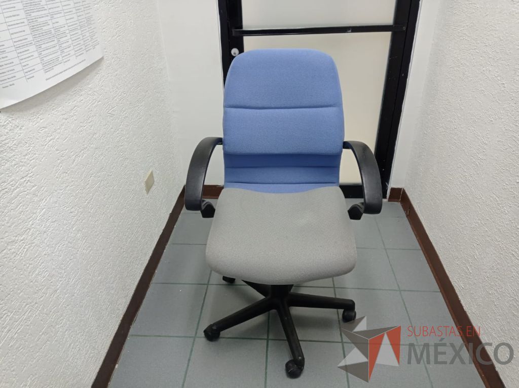 Lote 009 - Silla operativa con ruedas, descansabrazos, asiento color gris y respaldo color azul